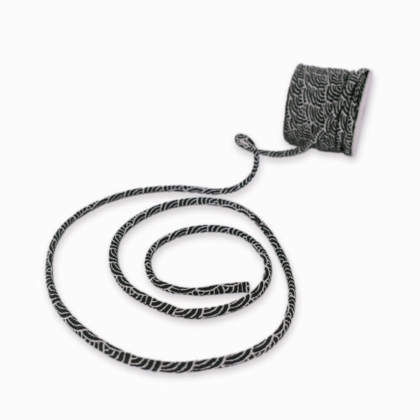 Chirimen Fabric Cord - 1/9in Ivory Wave Pattern on Black (Quantity) 1＝1yard