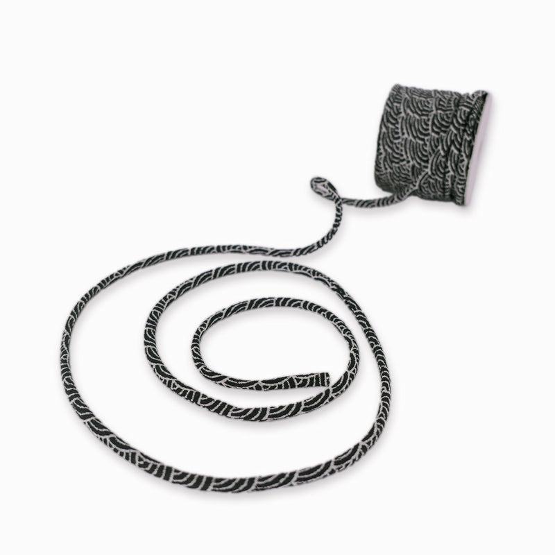 Chirimen Fabric Cord - 1/9in Ivory Wave Pattern on Black (Quantity) 1＝1yard