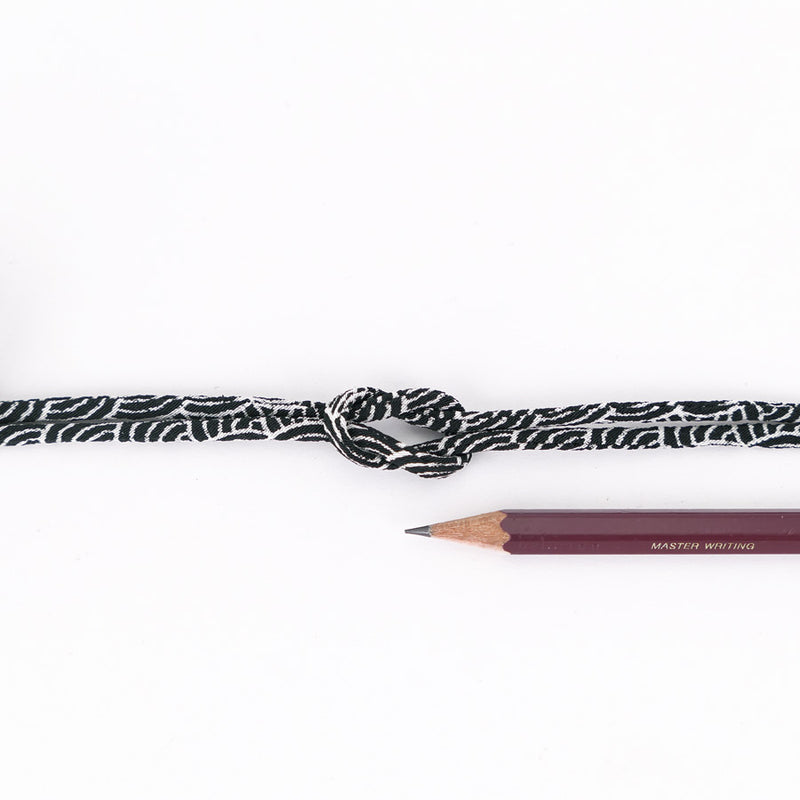 Chirimen Fabric Cord - 1/9in Ivory Wave Pattern on Black (Quantity) 1＝1yard