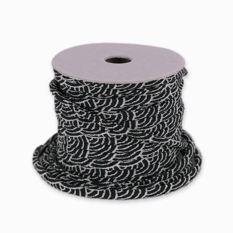 Chirimen Fabric Cord - 1/9in Ivory Wave Pattern on Black (Quantity) 1＝1yard