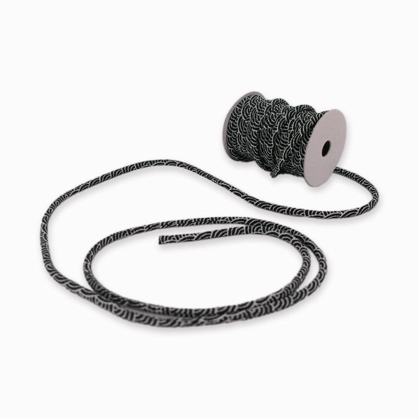 Chirimen Fabric Cord - 1/8in Ivory Wave Pattern on Black (Quantity) 1＝1yard