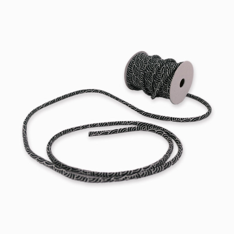 Chirimen Fabric Cord - 1/8in Ivory Wave Pattern on Black (Quantity) 1＝1yard