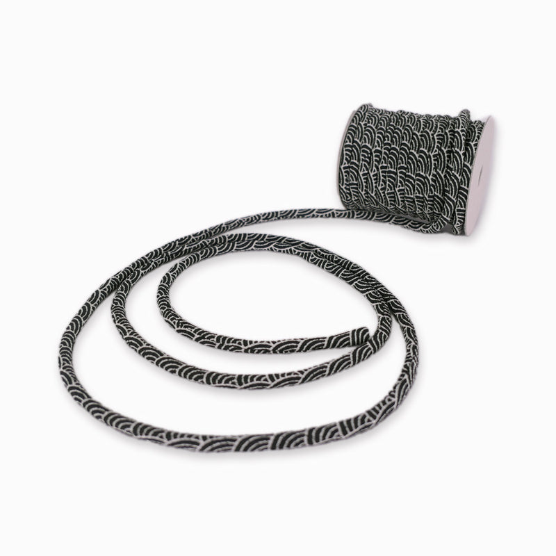 Chirimen Fabric Cord - 1/6in Ivory Wave Pattern on Black (Quantity) 1＝1yard