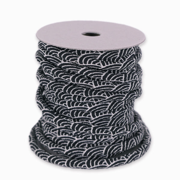 Chirimen Fabric Cord - 1/6in Ivory Wave Pattern on Black (Quantity) 1＝1yard