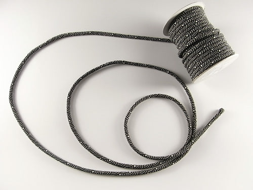 Chirimen Fabric Cord - 1/8in Ivory Wave Pattern on Black (Quantity) 1＝1yard