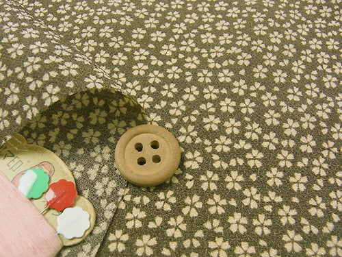 Tiny Cherry Blossoms in Brownish Gray (Length) 1＝0.25yard
