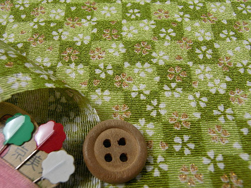 Tiny Blossoms on Traditional Square Pattern - Yellow-Green (Length) 1＝0.25yard